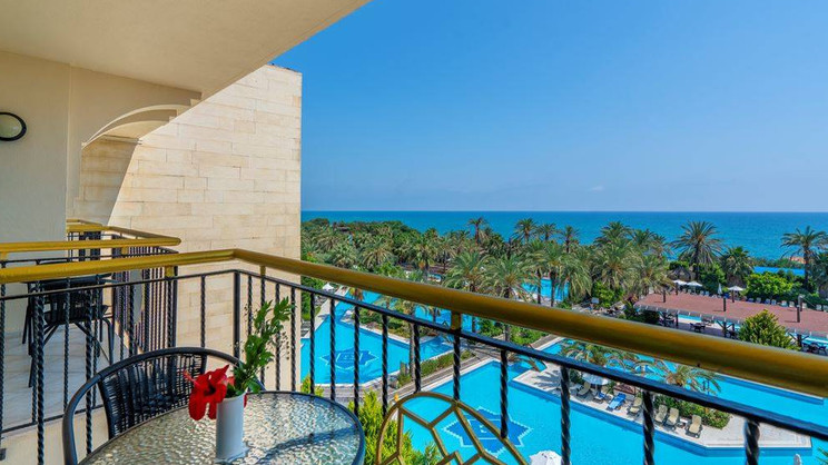 Azura Deluxe Resort & Aqua Sorgun 